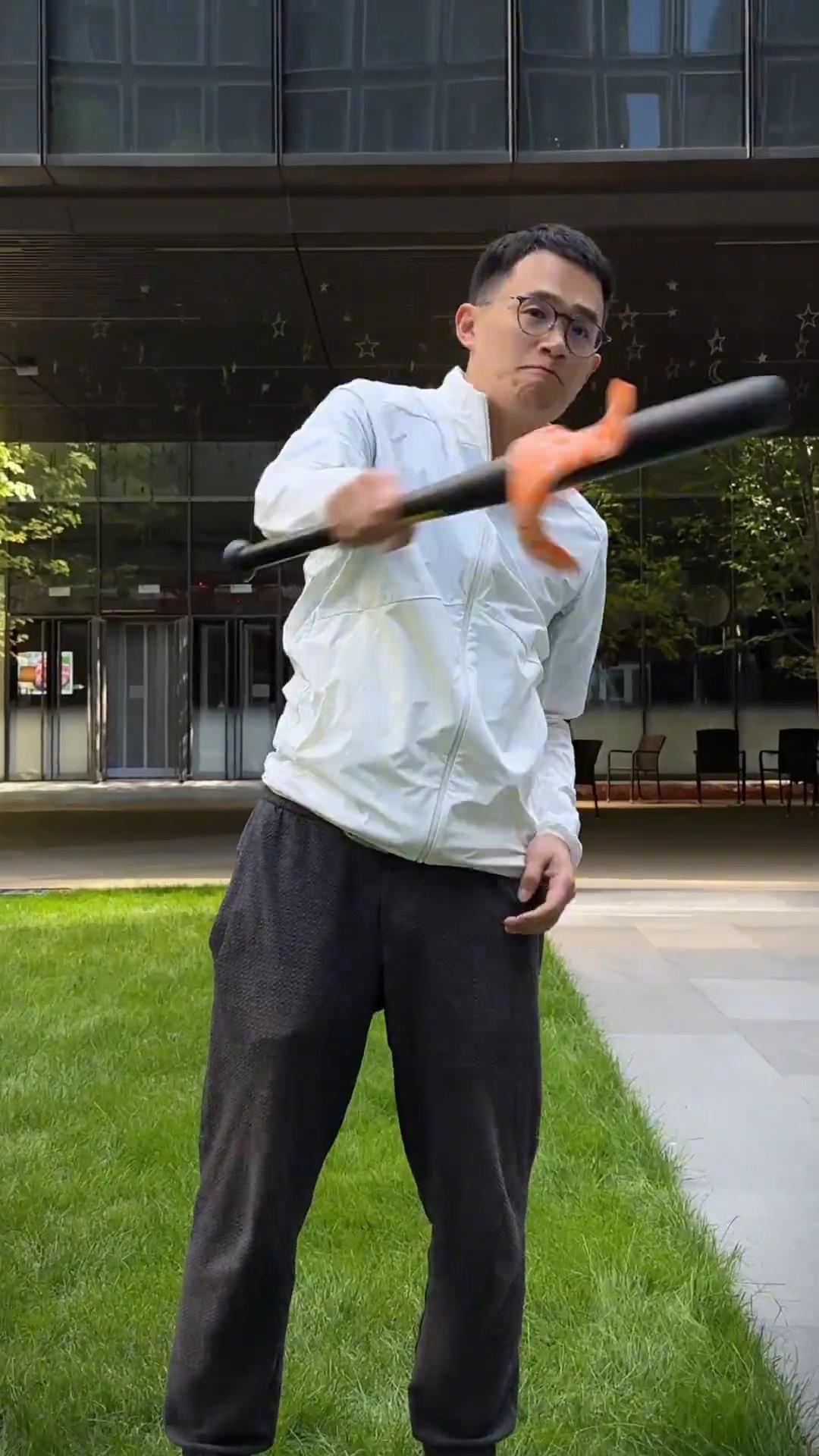 王腾这几张照片透露出他是个狠人，太凶了 ​​​