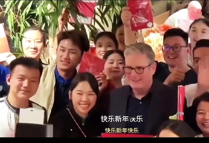 英首相在北京餐厅为国人送祝福㊗️
英国首相斯塔默来到北京一家餐厅，员工们非常热情