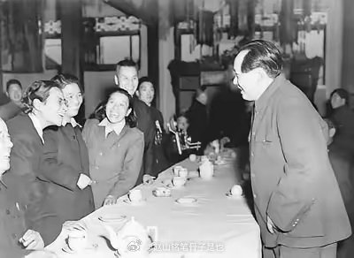 公者千古，私者一时！雷洁琼心中的偶像是毛主席。1994年，89岁高龄的雷洁琼女士