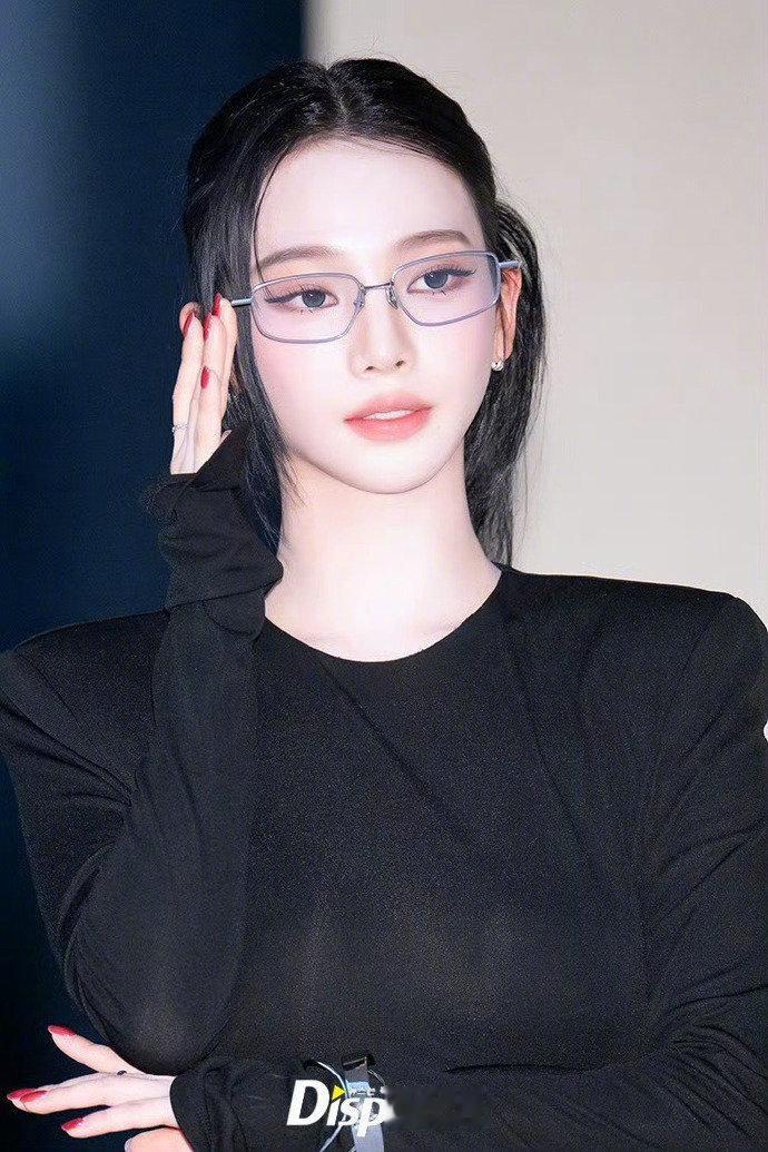 柳智敏手扶眼镜这一下 柳智敏现身首尔品牌开业活动，黑发搭眼镜自带高智氛围，手扶眼