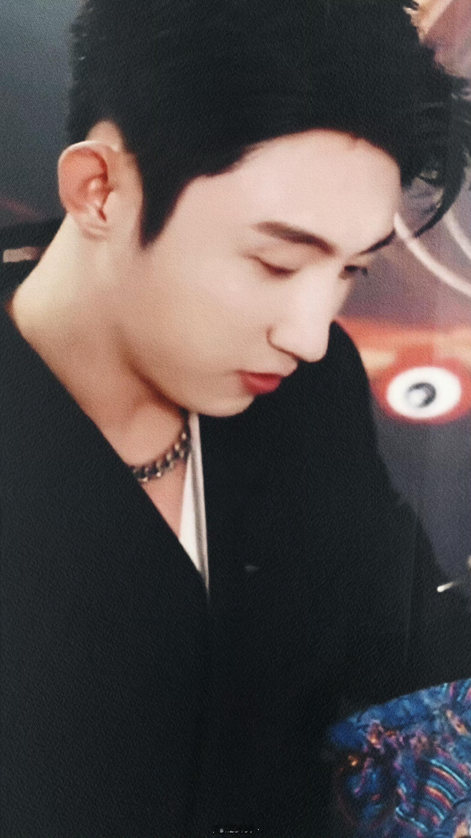 #黄景瑜以为抽到了古董# 被黄景瑜拆礼物的表情笑到[笑cry]黄景瑜是不是以为陈