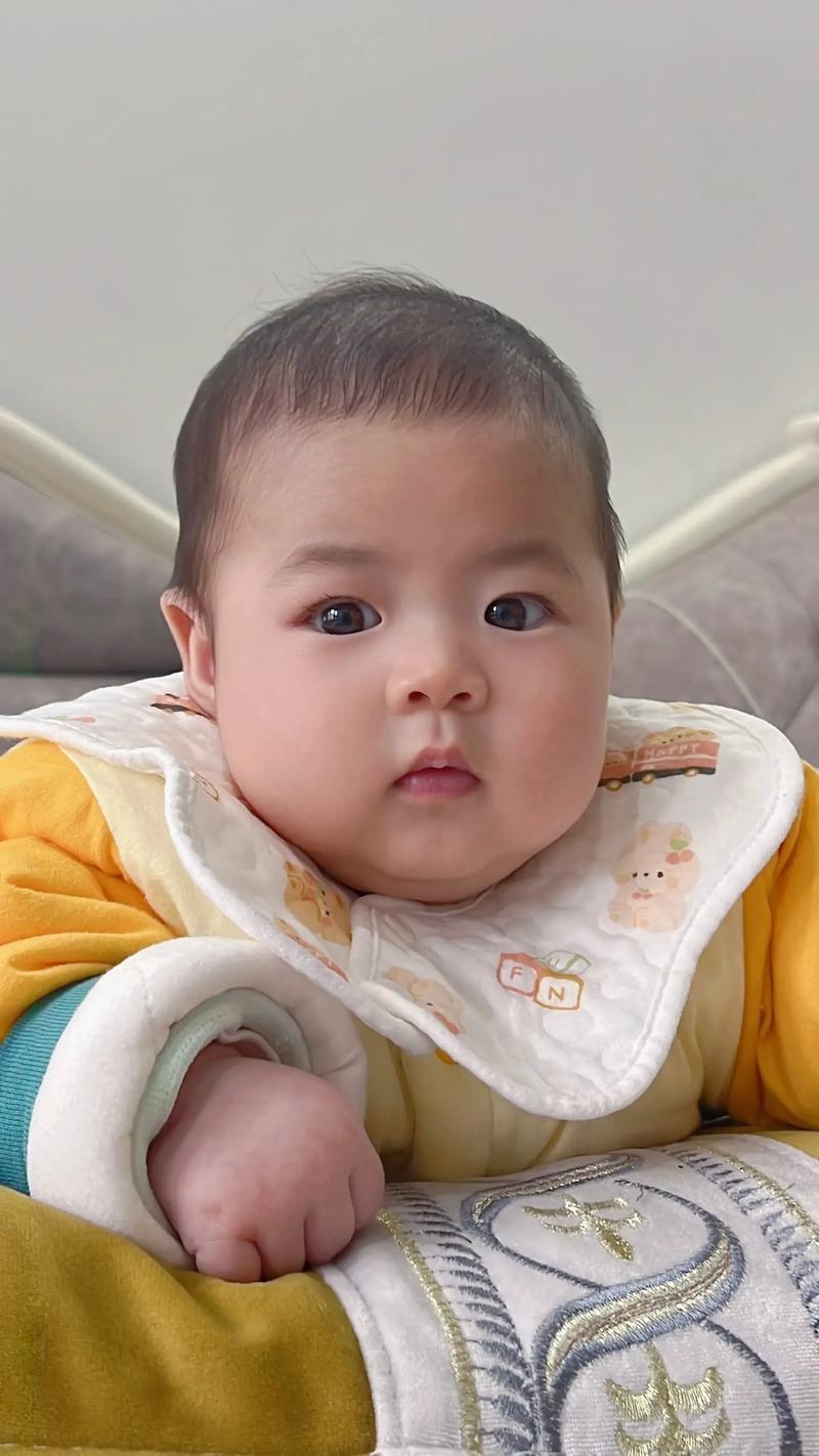一位妈妈带着宝宝回老家，意外发觉家里的年画娃娃，和自己两年前贴在墙上的那幅“娃娃
