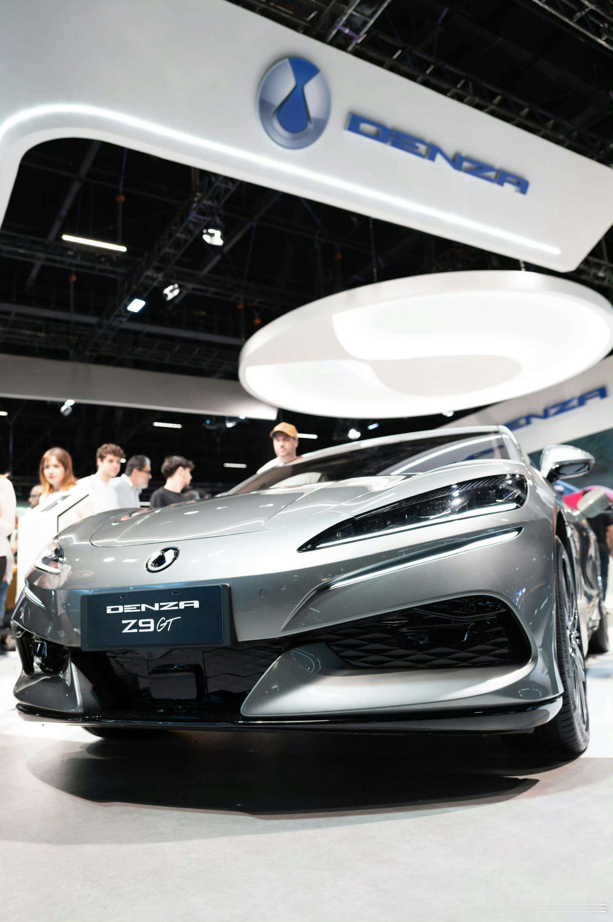 11月25日腾势终于还是杀进了巴西市场！本次带着Z9GT和D9两款旗舰车亮相圣保