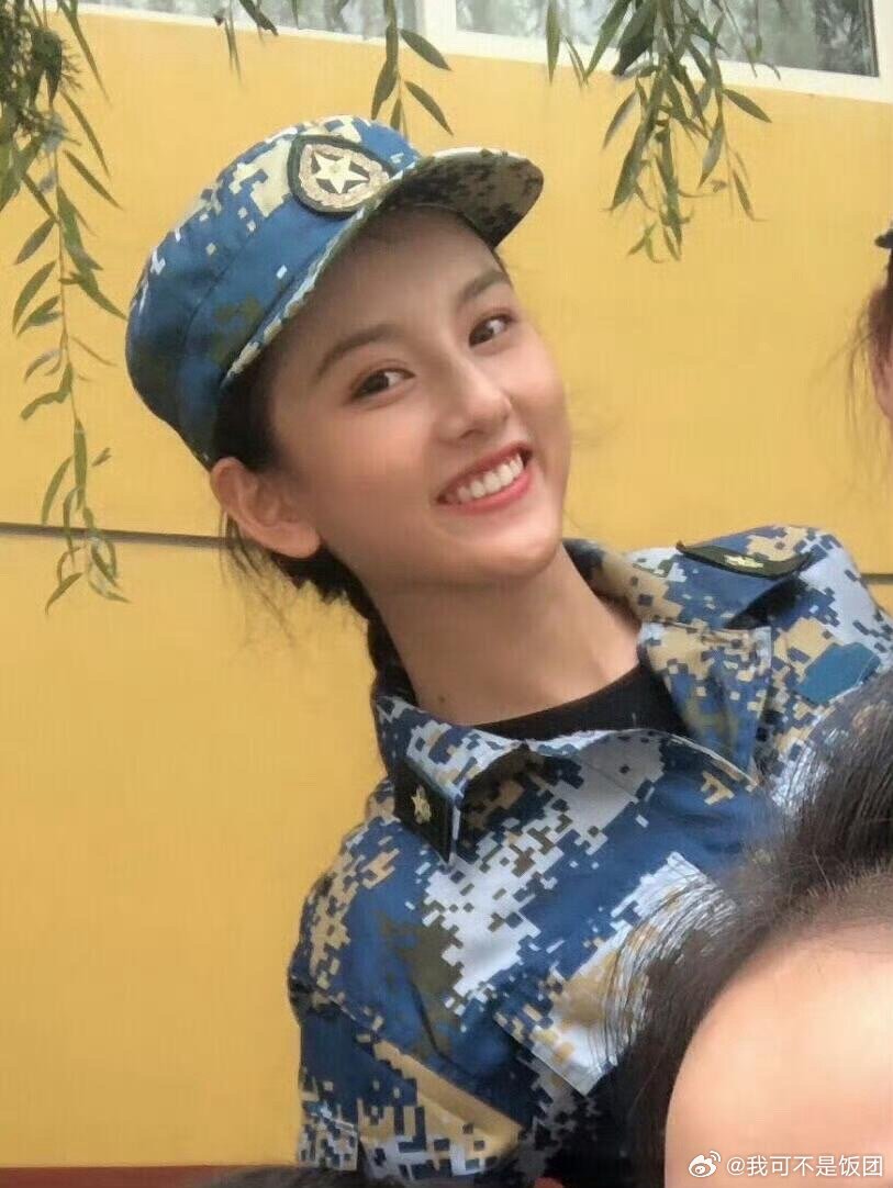 18年军训的宋祖儿～美女很多，但是鹅也是很突出的了[馋嘴] ​​​