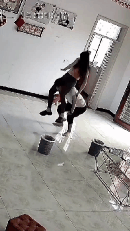 这两口子可真会玩！
男子让老婆骑在他脖子上，当他起身站起来的时候。
男子的老婆突