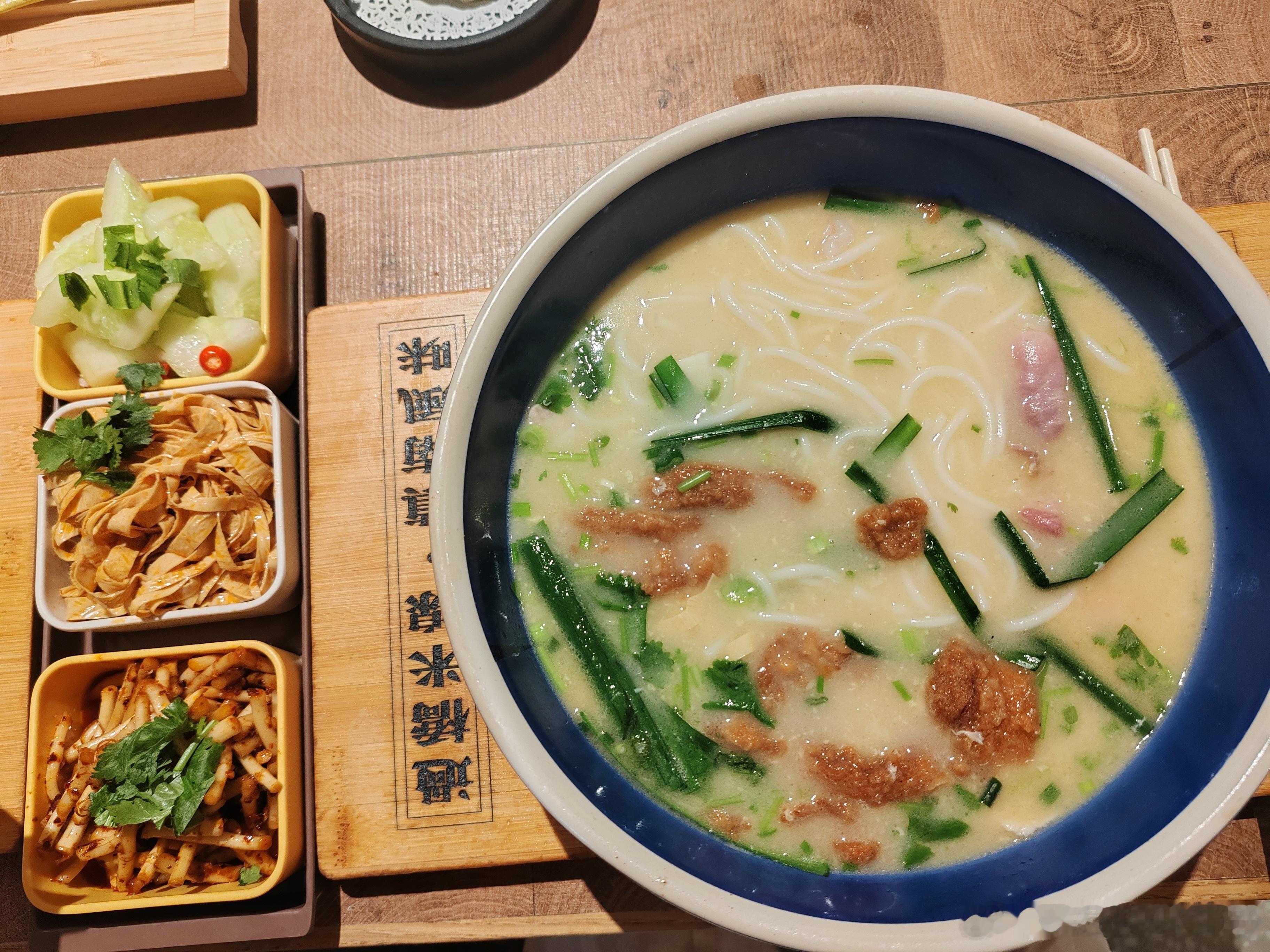 到云南的第一顿饭，必须是过桥米线，料好足，好大一碗，好撑！ 昆明·西亮塘湿地公园