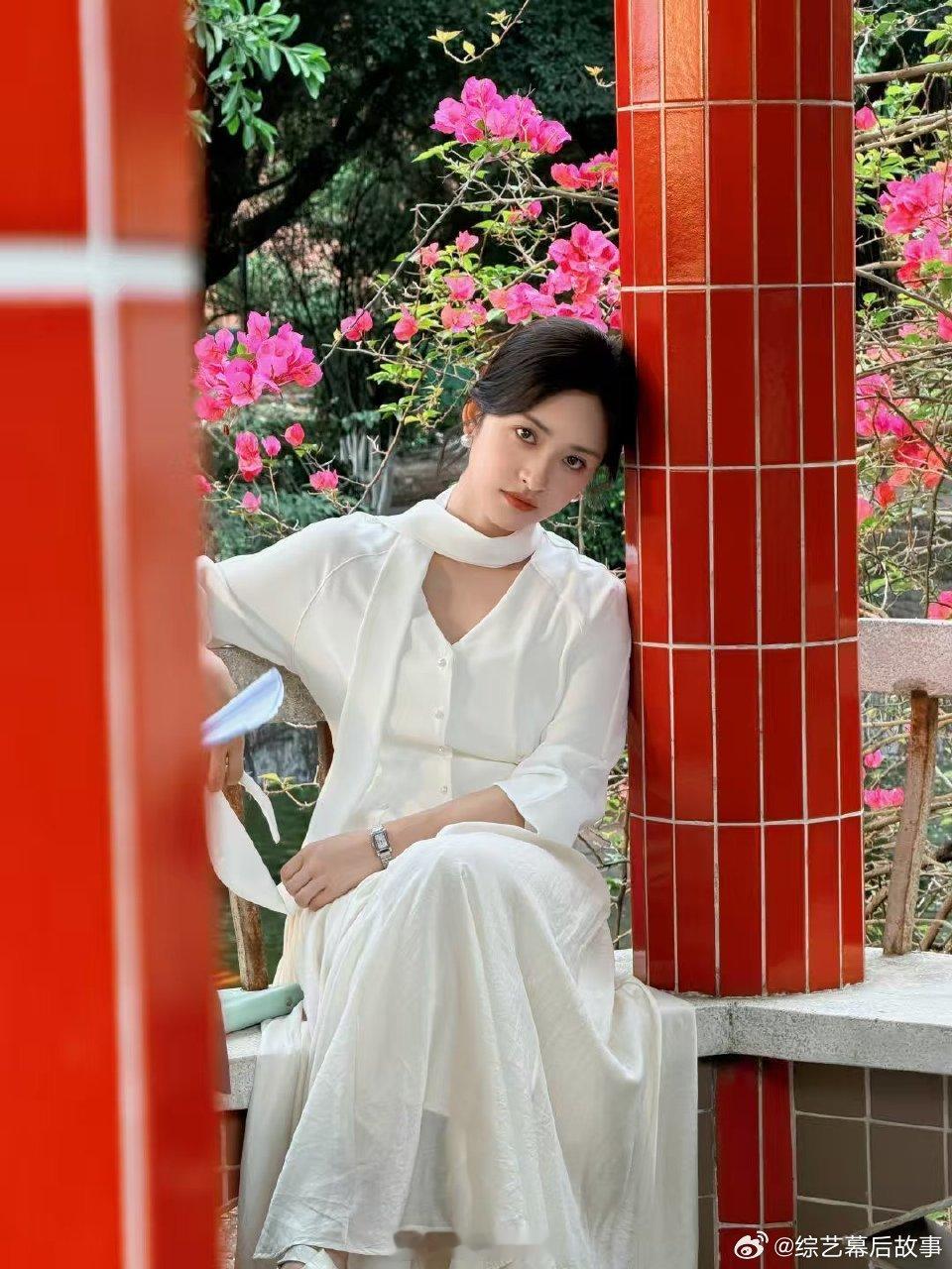 沈月直播亲爱的客栈沈月陪看直播也太欢乐了，唠嗑式看综艺氛围感直接拉满 