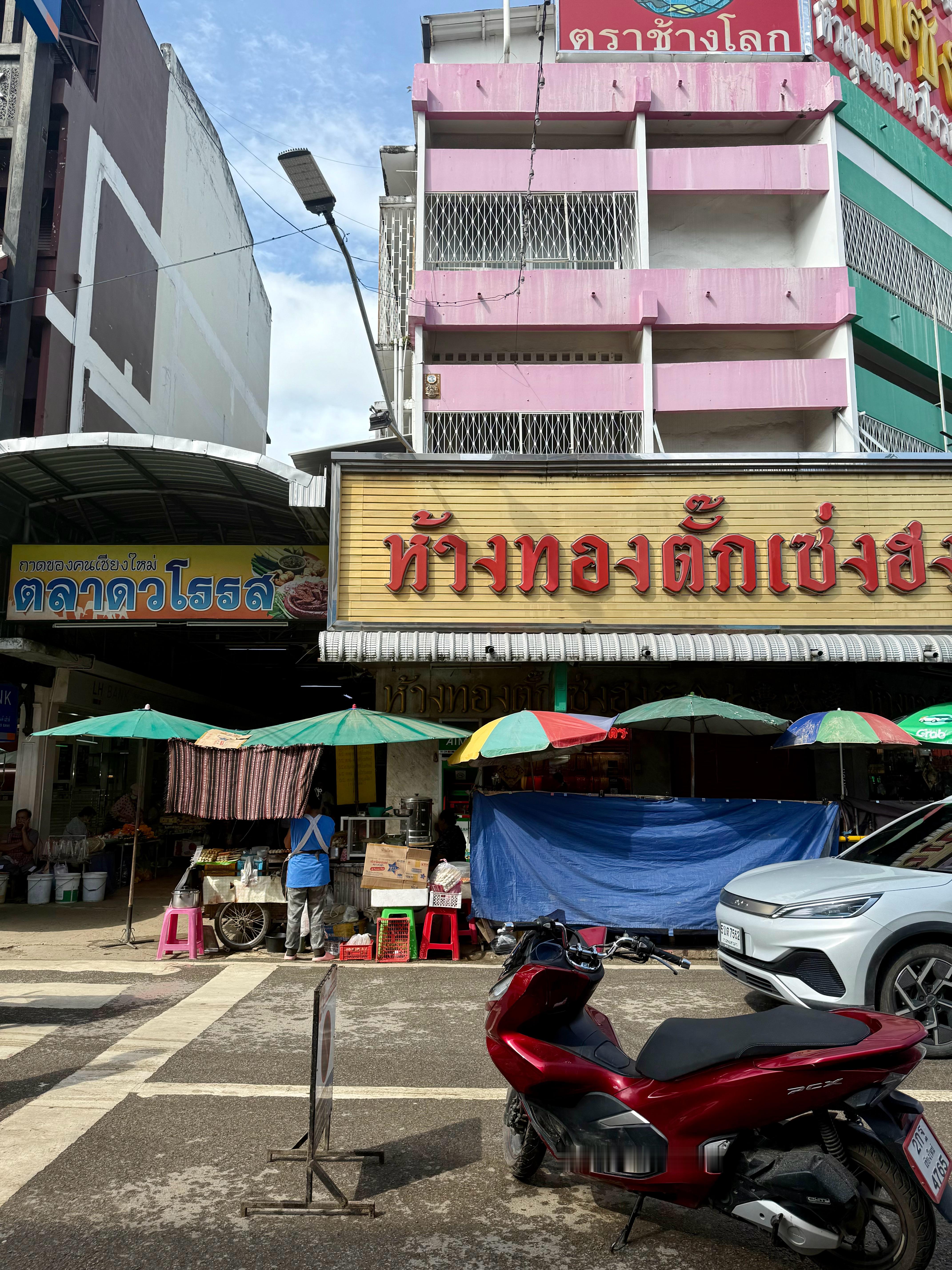 在泰国旅行一定留一早上的时间 钻进当地菜市场[666]这次我们去了清迈的瓦洛洛市