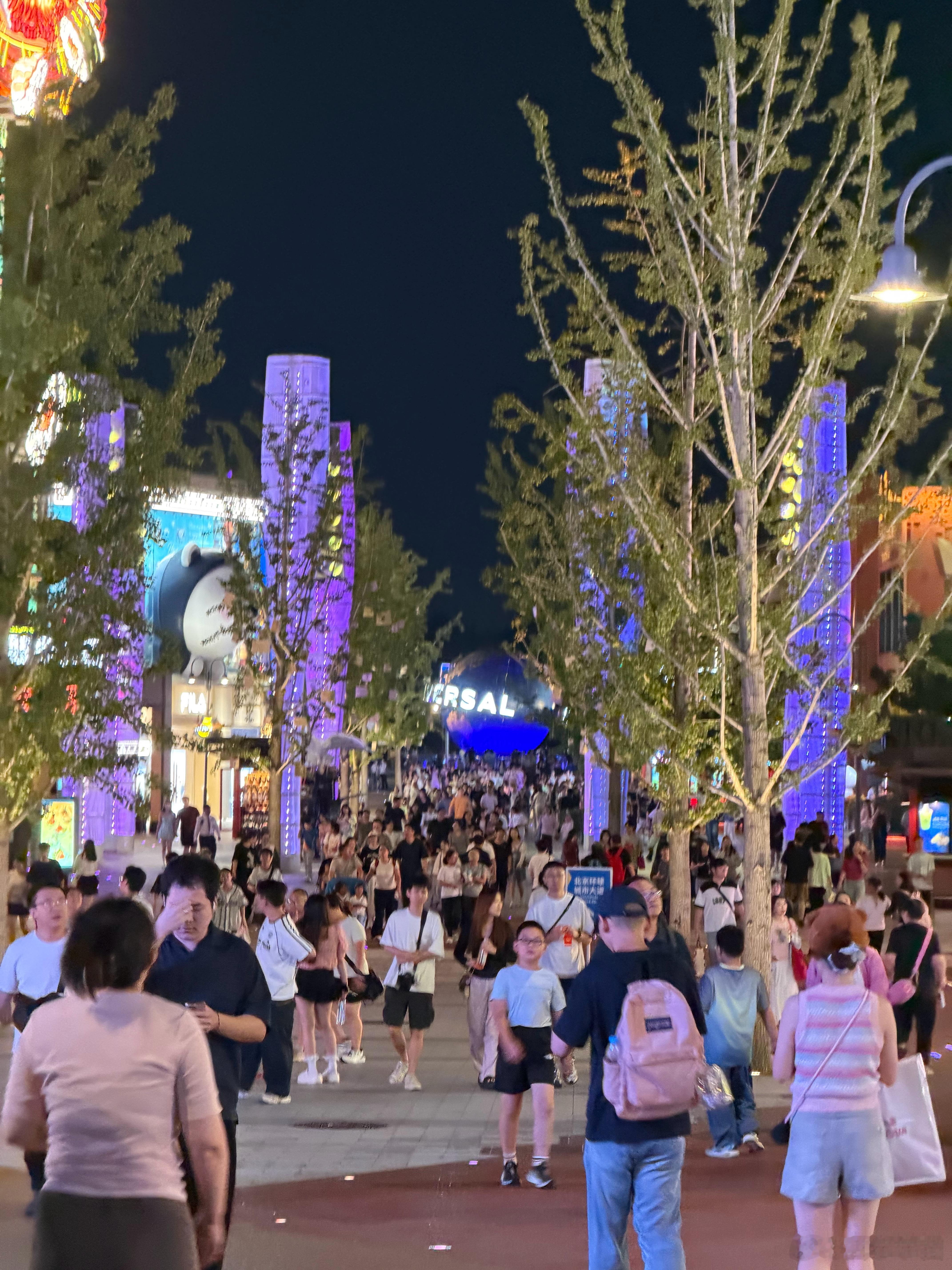 来遛弯人太多不开心😠  ​​​
