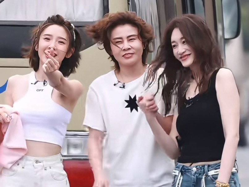 王濛从初见面就一直在说李小冉好好看！路透也是和李小冉牵手，眼神拉丝，濛主你要陷进