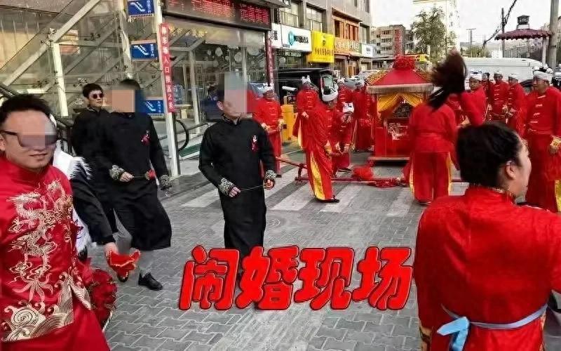 2023年，河北廊坊，10来个光头大汉，堵在婚车前，给了一条烟还不让过。新郎吓得