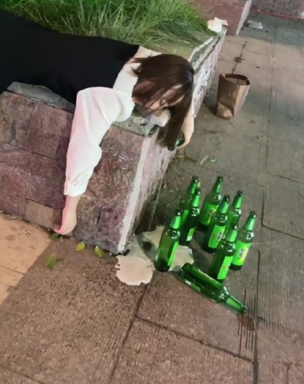 令人发指!一个姑娘被所谓的”朋友”郑刚趁醉剥光衣物，经历了长达数小时的亲吻、抚摸