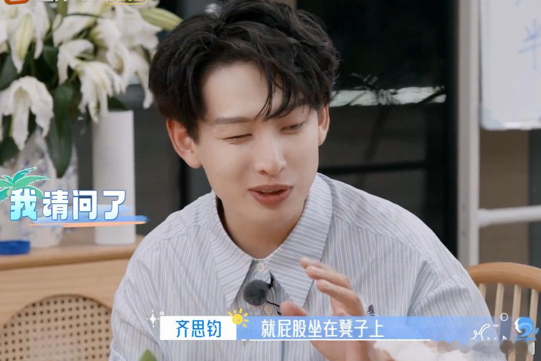 刘涛饭桌服务停不下来涛饭桌上根本闲不住，刚煮完火锅就给大家发纸巾，齐思钧的调侃直