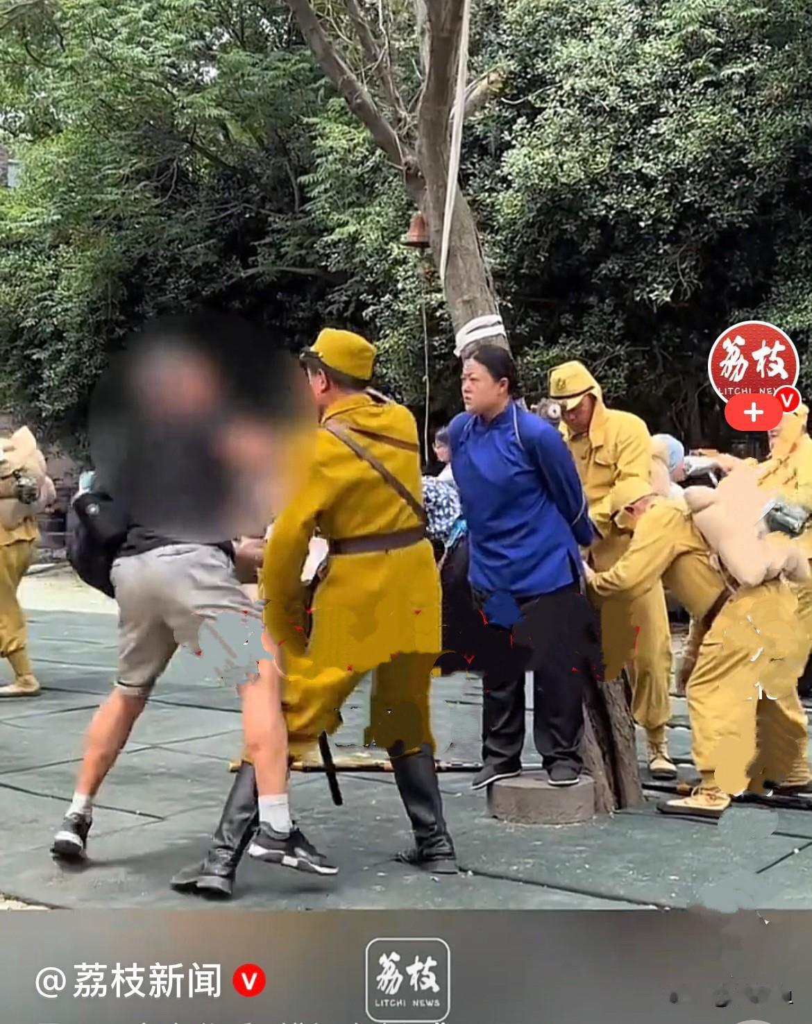 太逗了……
      近日，安徽蚌埠禾泉小镇，景区正在上演抗日实景剧，台上正演
