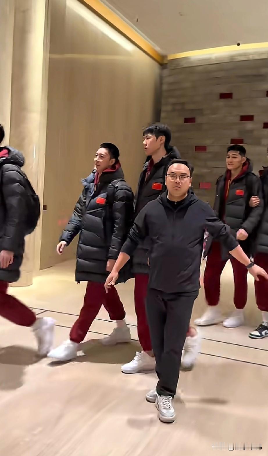 中国男篮一天多练！晚训回来继续研究战术，备战韩国不容有失，郭士强指导很辛苦

