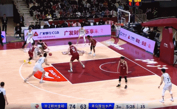 杨瀚森“隔扣”余嘉豪，本轮10佳球！
北京时间2月1日，青岛与浙江的比赛进行至第