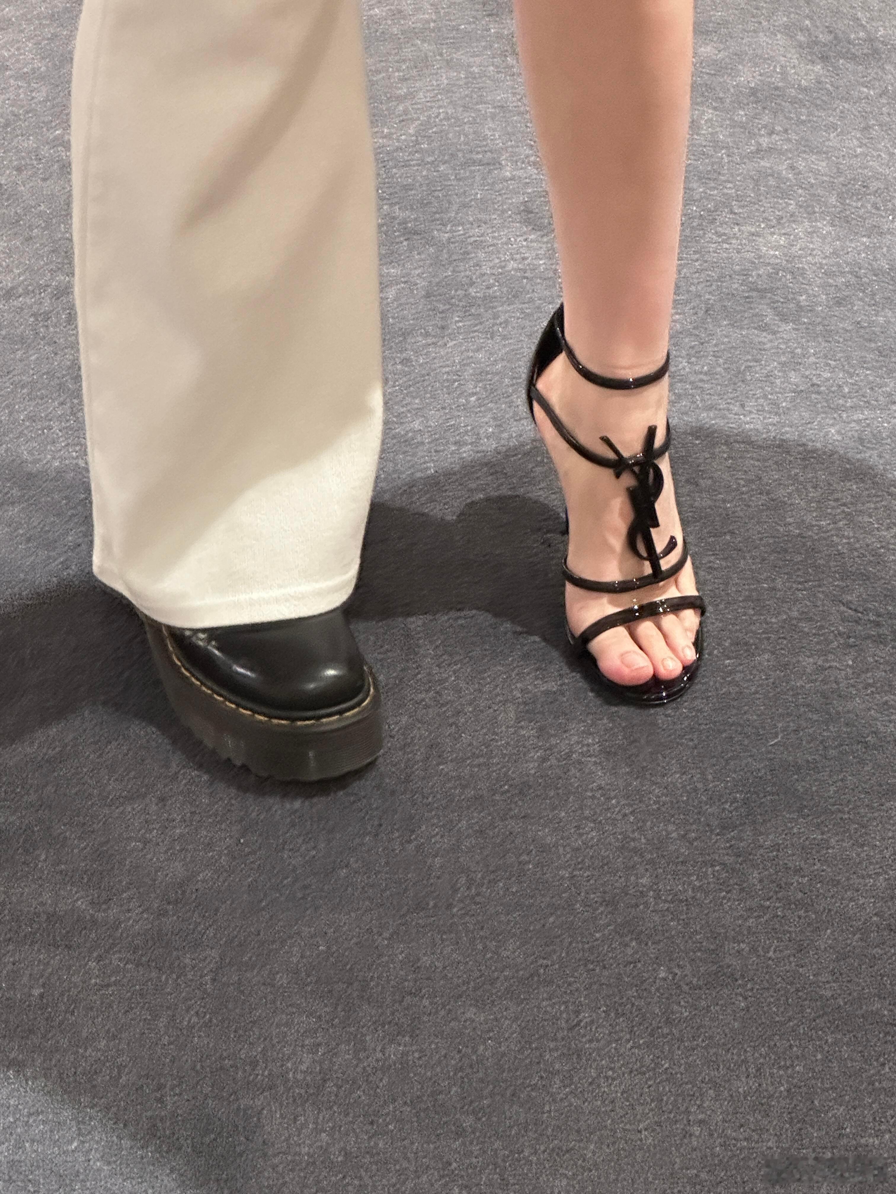 哑光银和脚背黑真的好难选哦，最终还是选择了哑光银新鞋首秀时尚的高跟鞋绝美高跟鞋鞋