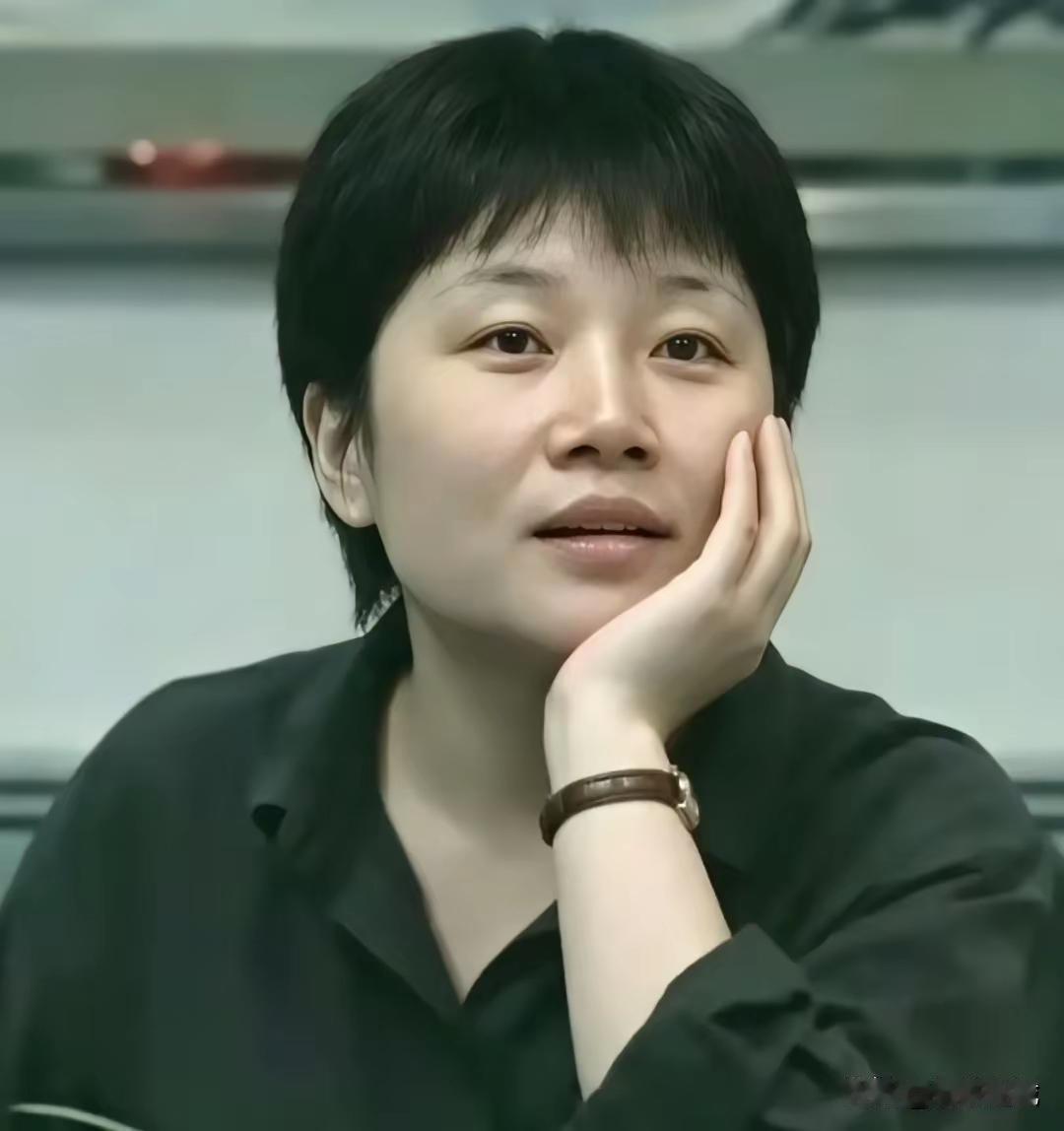 过去的李娜略显忧柔，现在的李娜尽显从容，荣光顺滑，宽厚豁达。