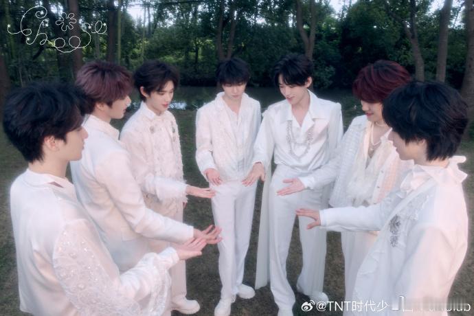 时代少年团六周年全员白西装造型花絮照来啦，全员白马王子，请和我结婚~ 