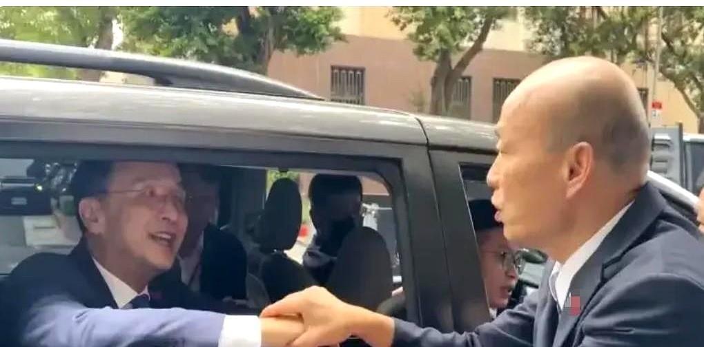 快讯！快讯！。
 
中国台湾地区的韩国瑜突然表态了。
 
车门将合的瞬间，视频显