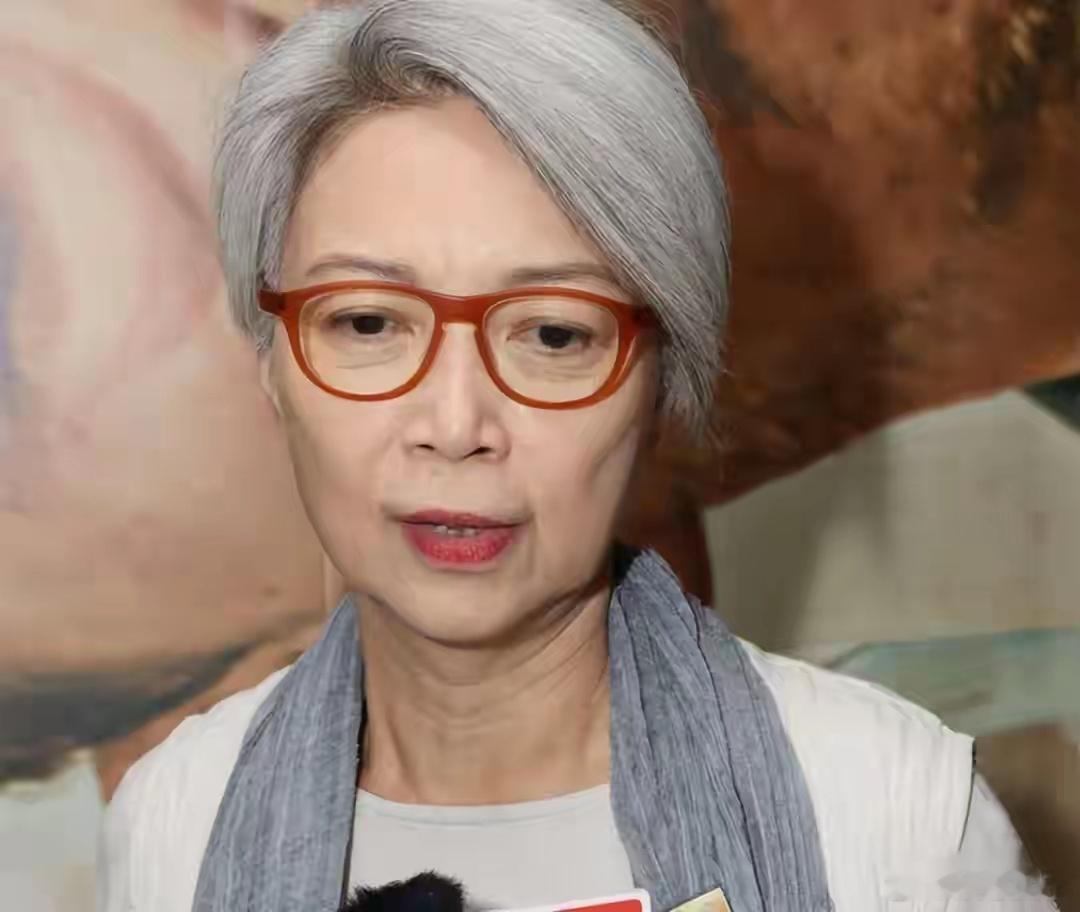 看到陈敏儿离世前的照片 最让我奇怪的 不是她脸上深深的皱纹，而是她才65岁就已经