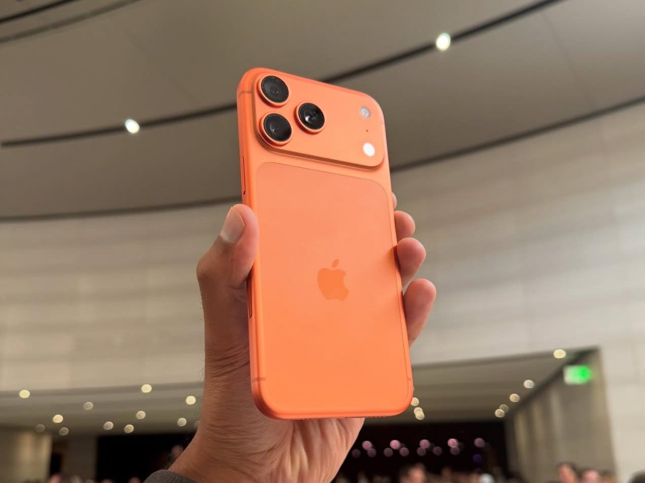 附图是昨晚发布的iPhone17 Pro Max真机照，本次iPhone17 P