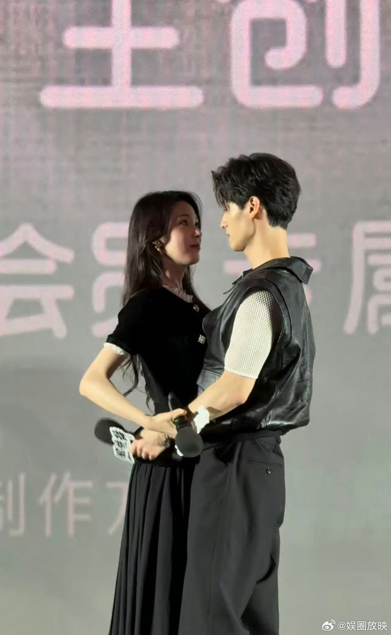 陈瑶全伊伦还原翻面壁咚名场面壁咚反杀甜度核爆！陈瑶全伊伦现场还原引爆CP狂欢，姐