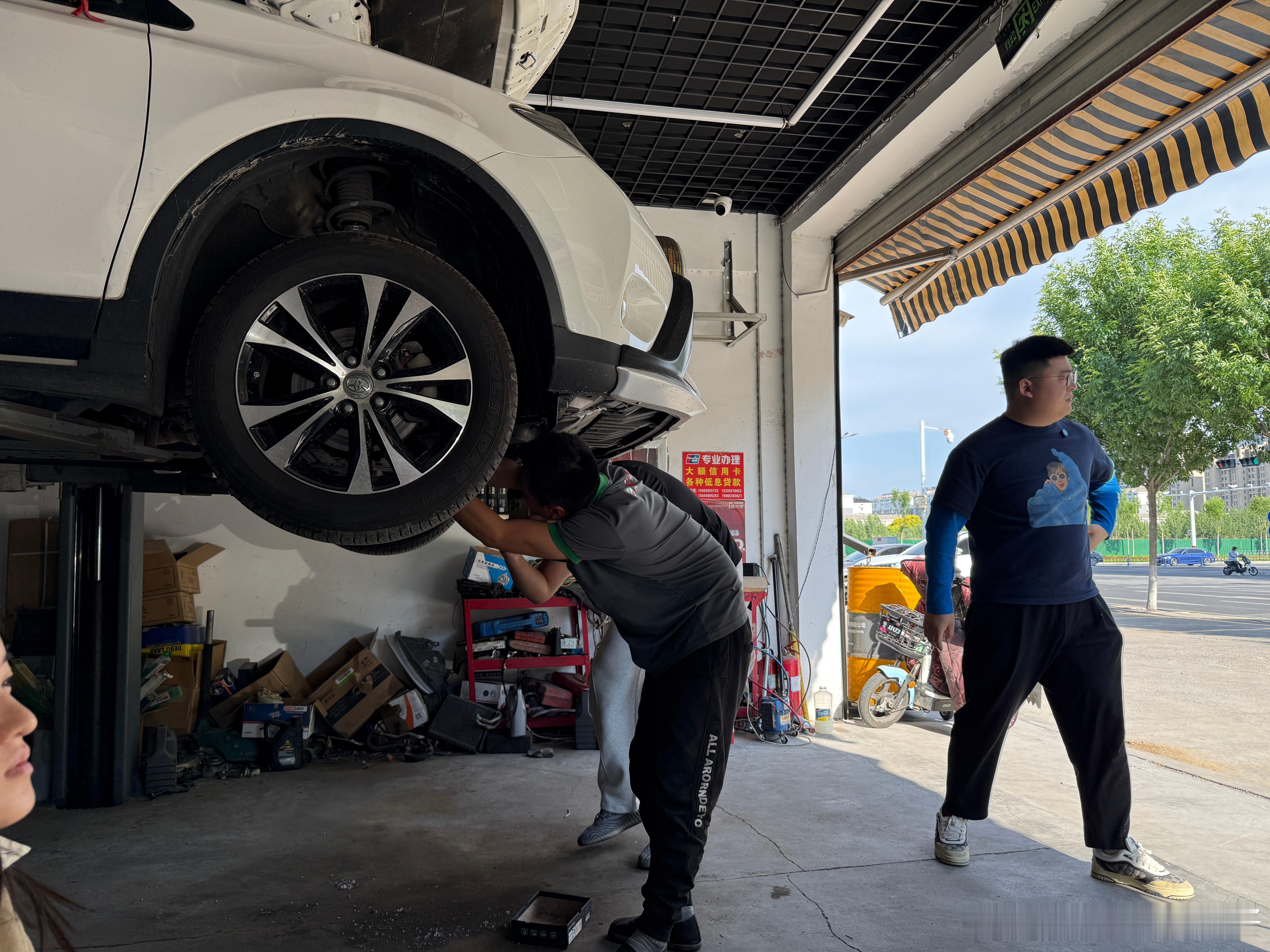 五一回来给我爸把车收拾收拾，平常他也不咋开这车2.5的RAV4十年了就跑了五万多
