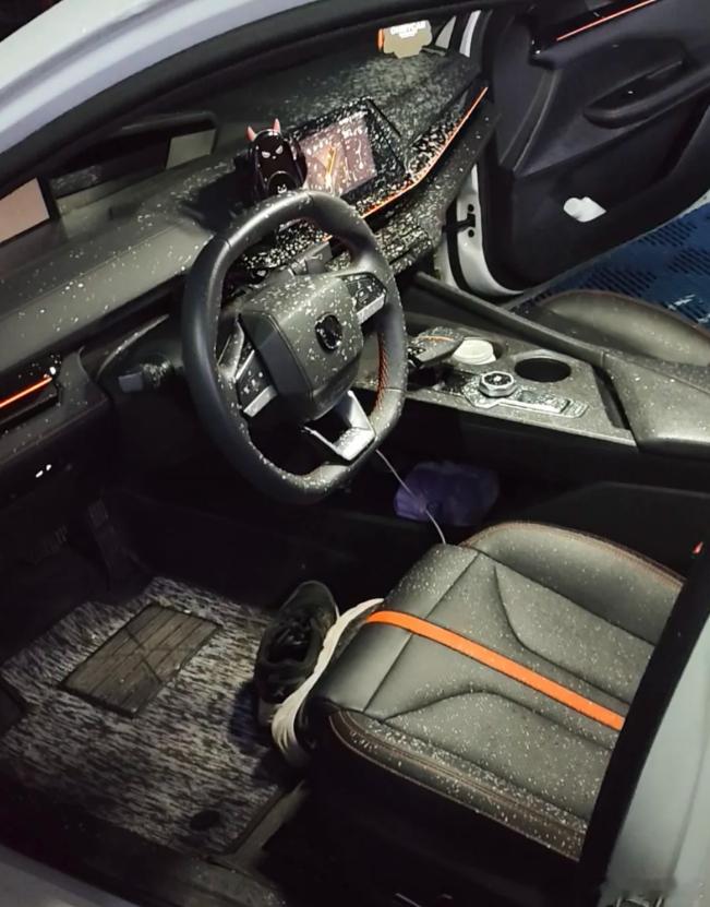 这是谁，自助洗车打泡沫时误碰钥匙开窗，内饰全被泡沫糊满了，洗车的时候一定要注意！