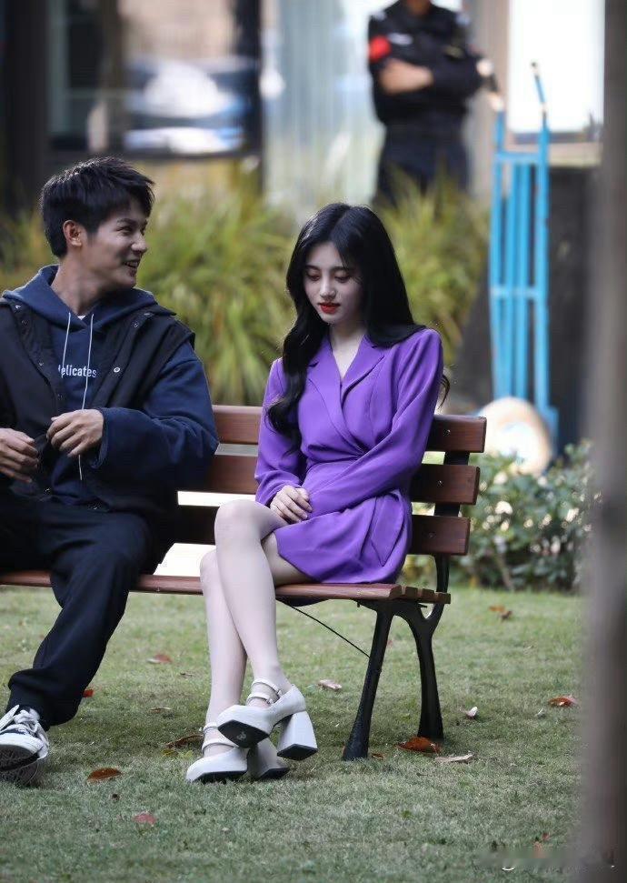这个角度拍摄对演员太不友好了，尤其是女演员，头身比特别奇怪。 