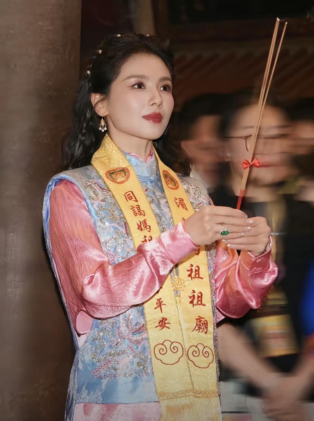刘涛越看越有“神性”！妈祖诞辰现身守夜，沿海人：她不塌房，便护她一生平安
 
真