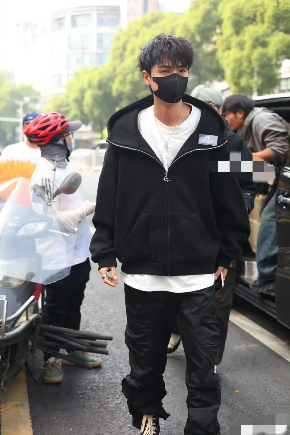 秦霄贤引发争议！
9月27日，秦霄贤被曝劈腿后现身自己的潮牌店开业活动现场，看起