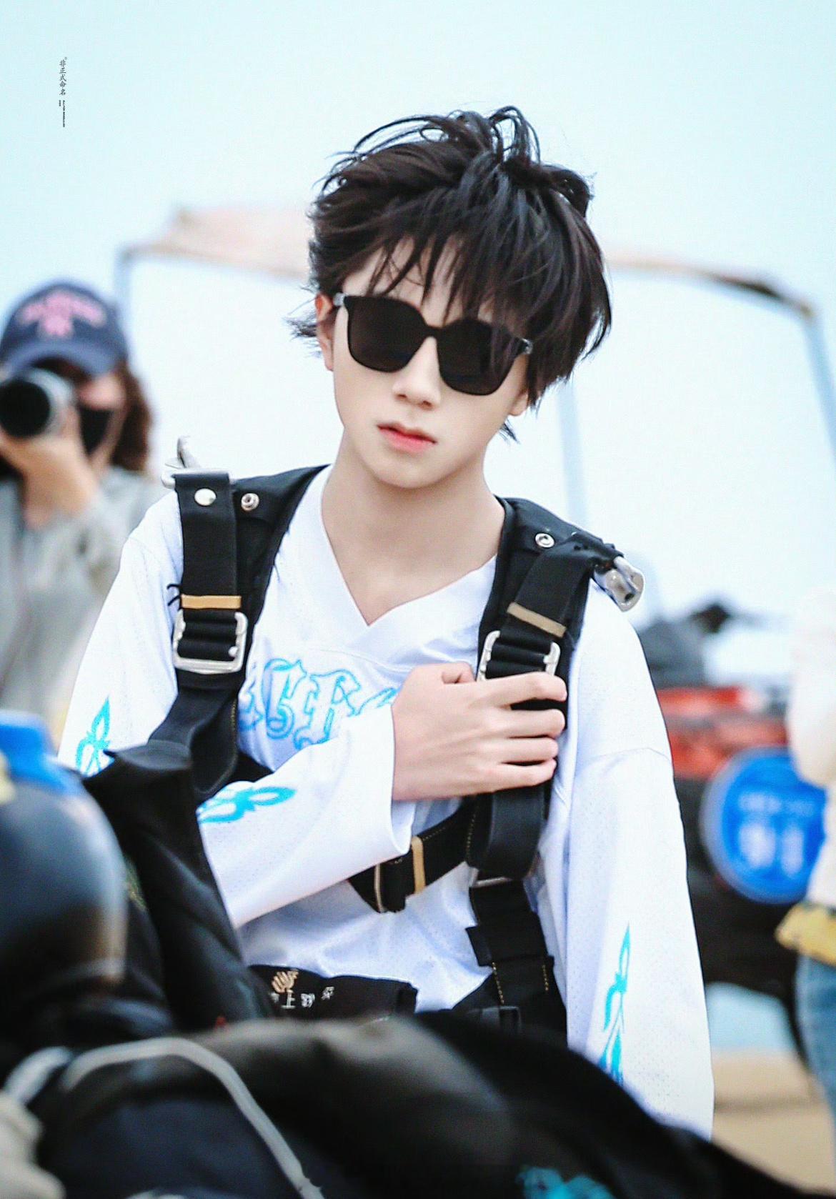 王橹杰跳伞即使在高空状态下的王橹杰也好帅！发型凌乱反而显得骨相更优越了，不但全程