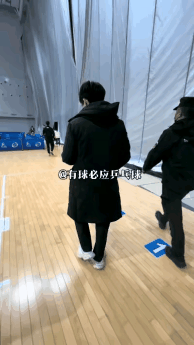 准时营业，快乐上线的头头，现身上海魏桥，我就说嘛这银白色奶奶灰的头发顶不过今天，