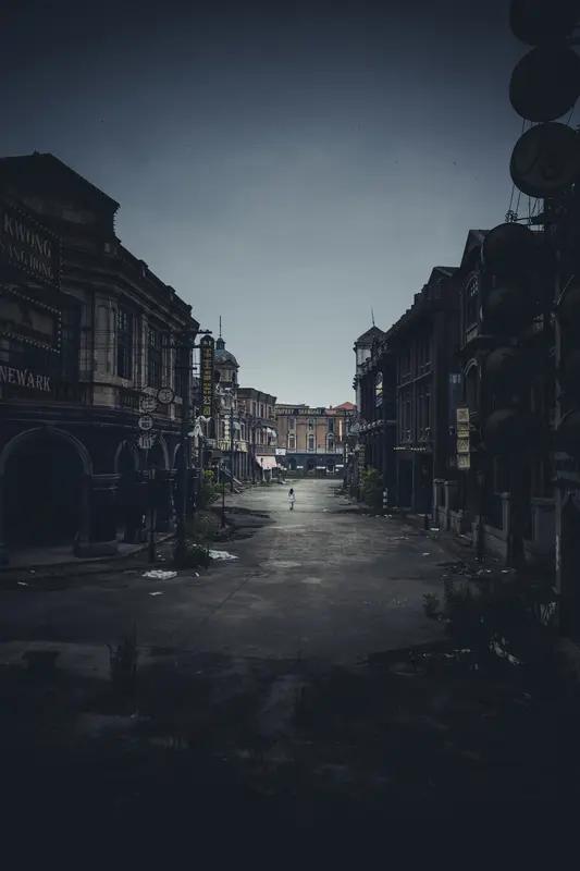 《生化危机》系列电影绝对是丧尸片的经典之作。它把丧尸题材真正带入大众视野，很多沿