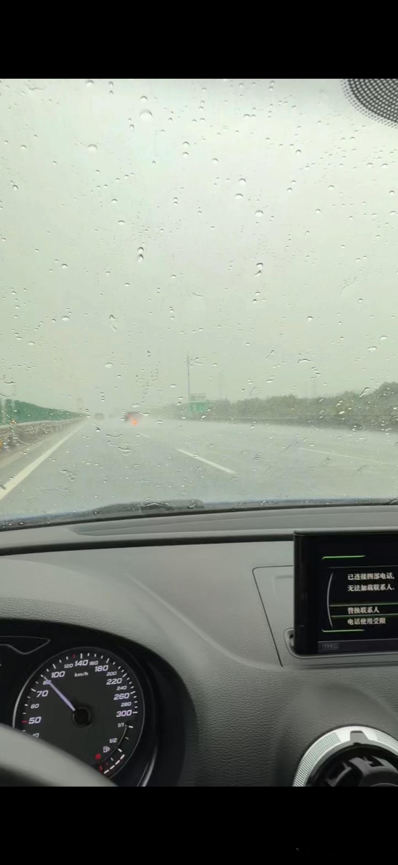 北京这两天暴雨，但我不建议各位在城市内涝区域涉水。为什么？1:发动机不进水不代表