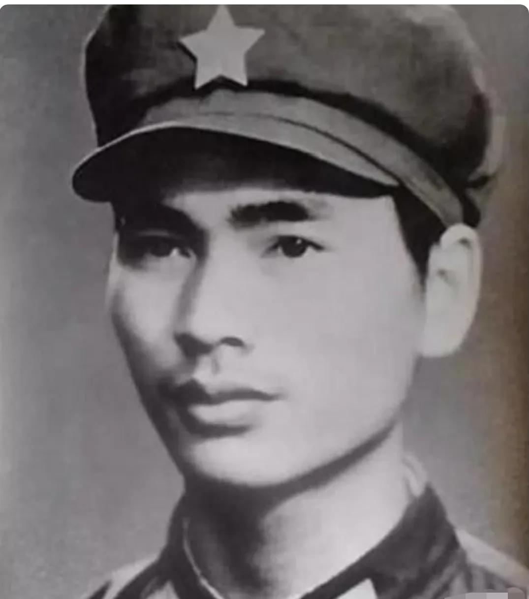 雷锋式的战斗英雄”一等功臣杨建章，1954年出生，云南永平人，1975年入伍，参