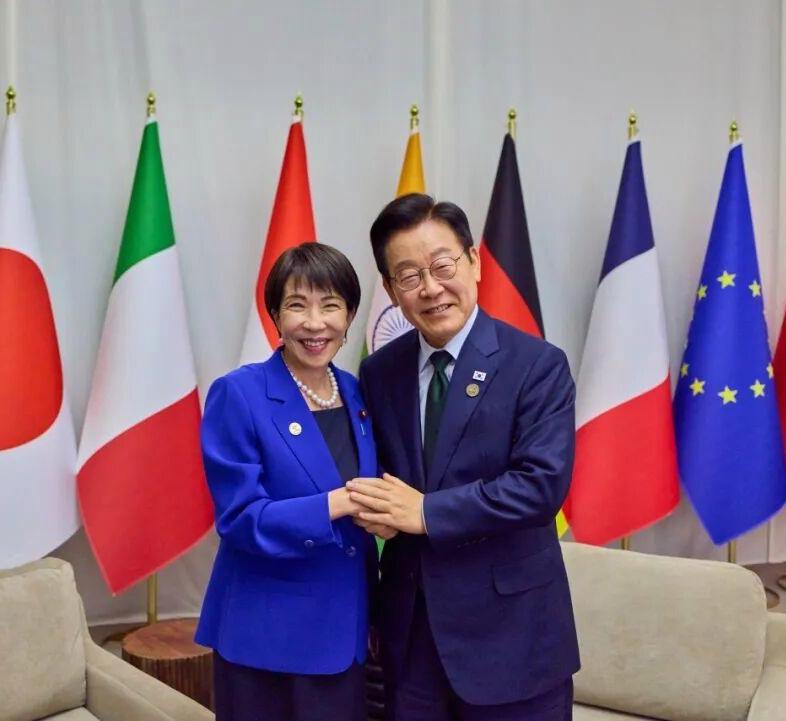 韩国与日本摈弃前嫌要向美国紧密靠拢。当地时间5月19日，日本首相高市早苗在访问韩