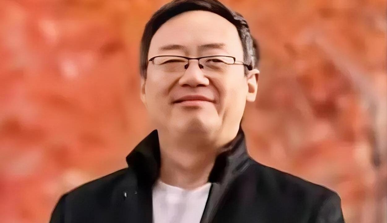 学历史的人，怎么还能把旭日旗披在身上？10月17日，汤家凤发文怒斥这事：一名中国