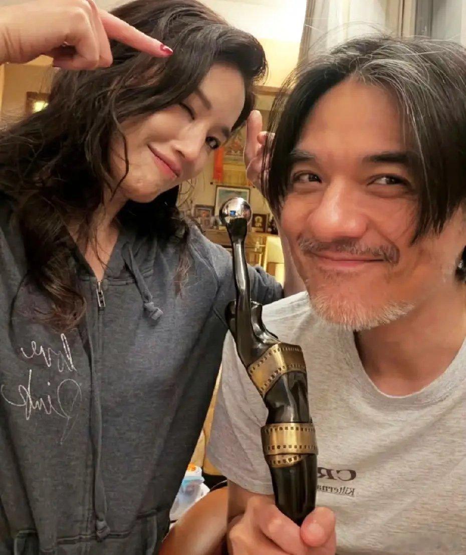 舒淇冯德伦和金像奖奖杯合照舒淇冯德伦和奖杯合照舒淇冯德伦和金像奖奖杯合照，冯德伦