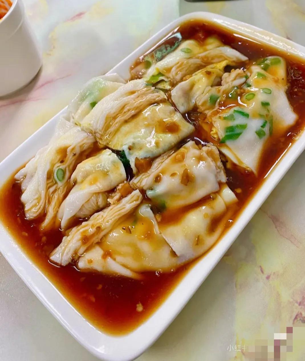 今天早上吃肠粉，加肉加蛋还放了青菜，才6块钱一份，味道可以，还有免费豆浆。