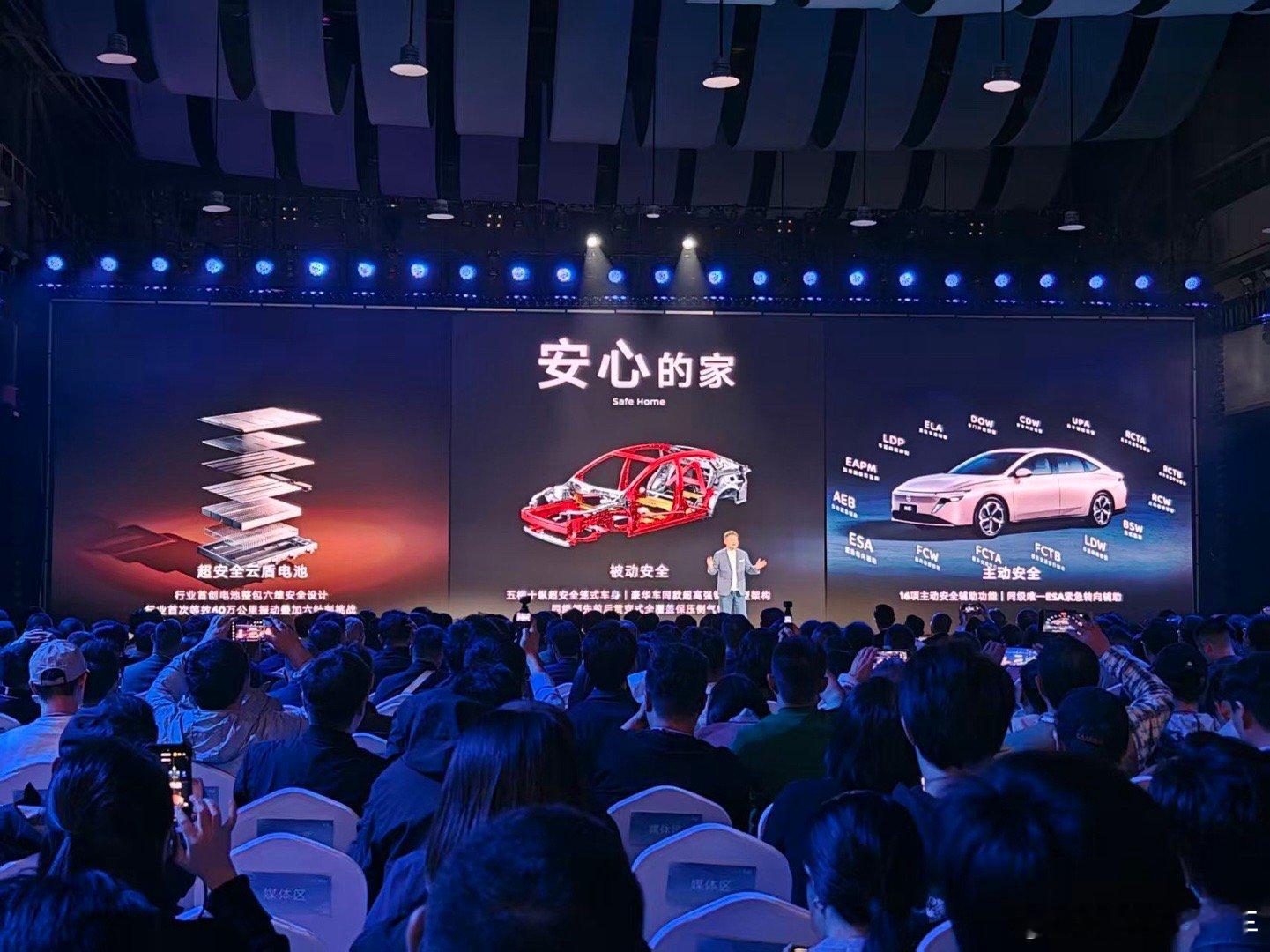 东风日产N6除了电池与车体安全足够让人放心，智能化持续第一梯队，舒适依然是它的拿