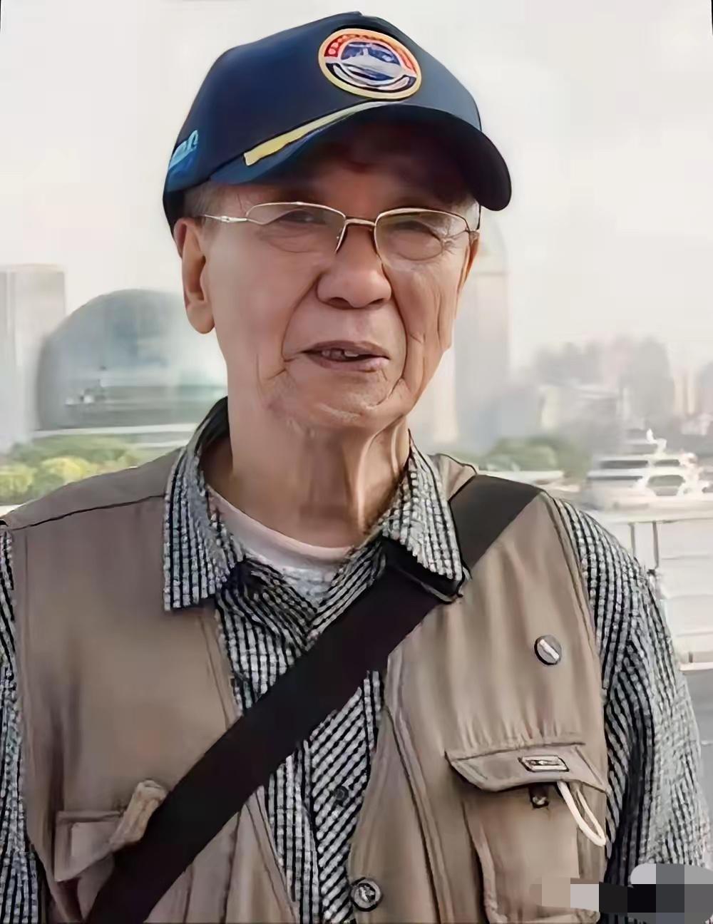 眼泪直接破防！91岁海军老兵邓石，凭一枚1953年的旧胸标，登上了新沂蒙山舰，这