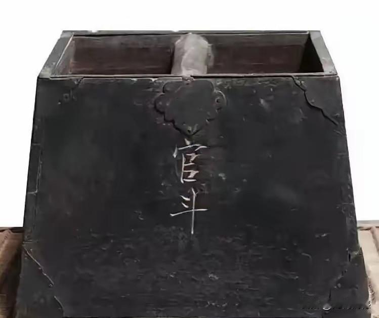 这个东西叫斗，年轻一点的朋友恐怕都不认识这个东西，在我小的时候，当时还是农村生产