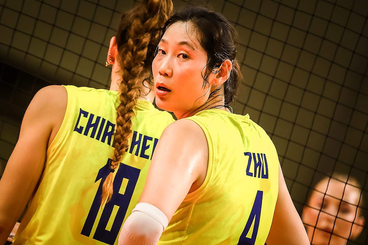 2025年女排世俱杯小组赛第一轮：科内利亚诺3-0横扫美国奥兰多（25-14，2