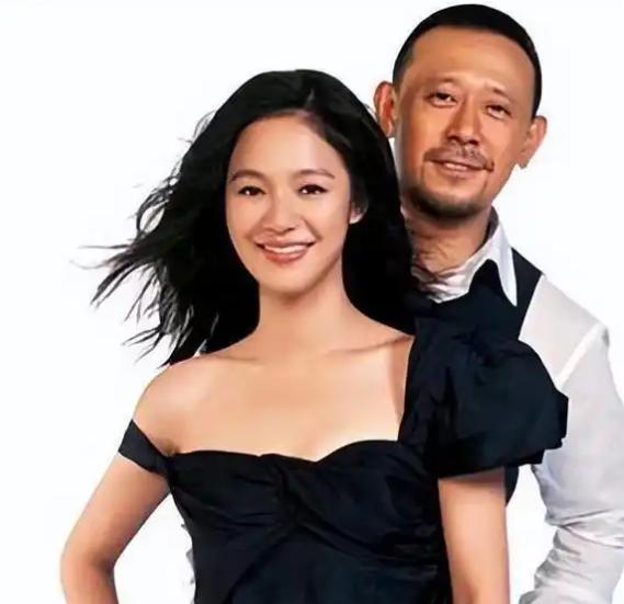 2006年，姜文和妻子周韵去法国探望女儿，没曾想女儿看到他们后一脸怨气：“爸爸，
