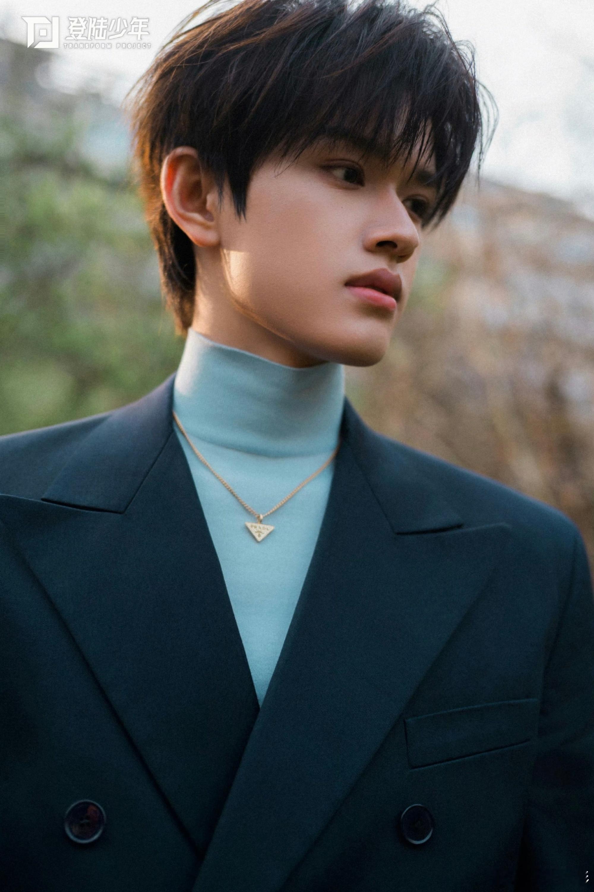 张极出席Prada米兰时装秀 看张极在米兰的生图真的被帅到，立体五官配上复古穿搭