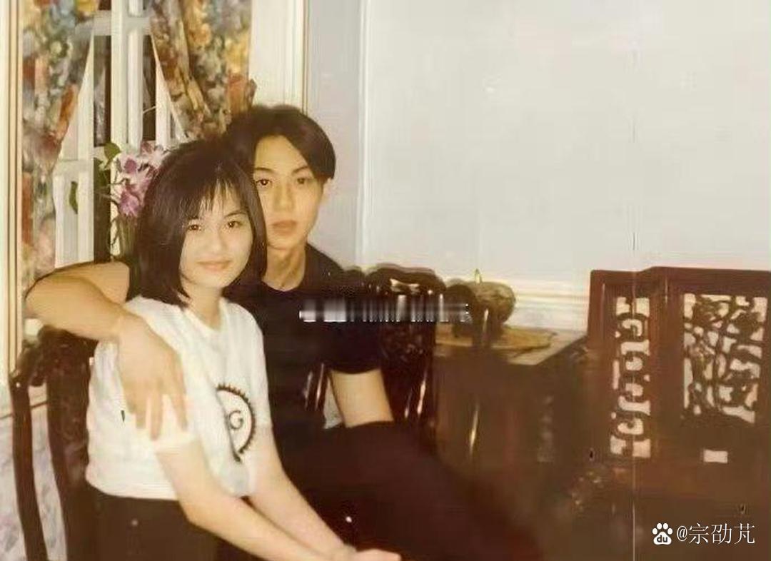 吴﻿‎‎尊‏晒﻿⁠出‏‌‌少‌﻿年⁠时和太太的合照，‍俩人的初‏吻就发生在她‌﻿