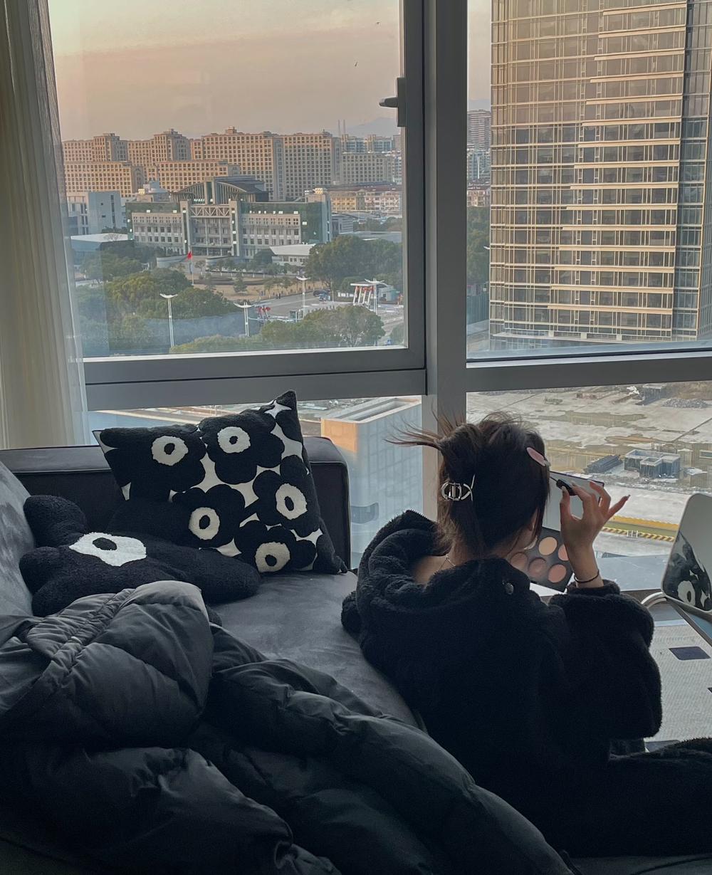 中年女人最想要的，往往不是甜言蜜语，而是这两个字——被懂。

昨天在健身房更衣室