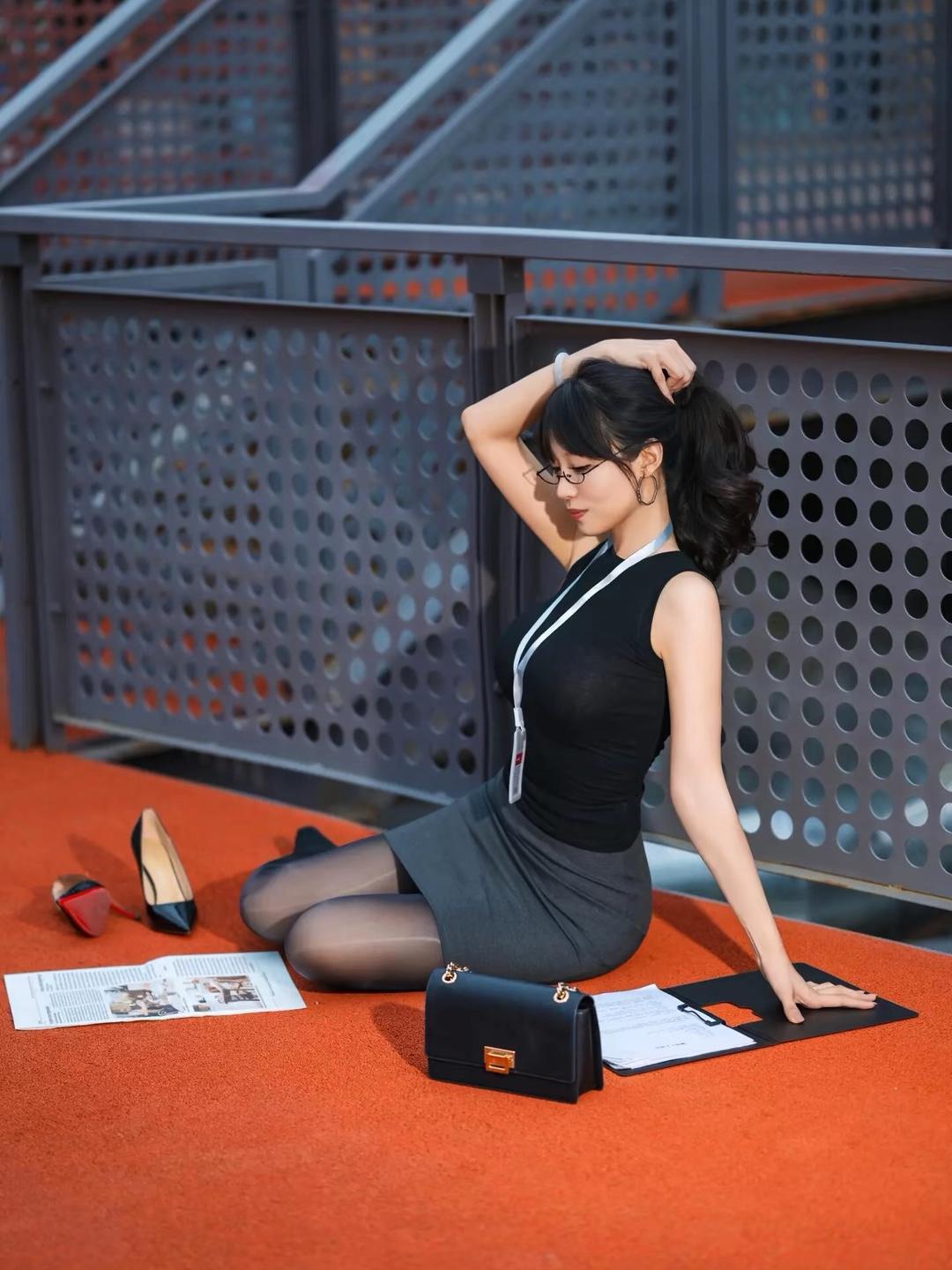 时尚穿搭指南：优雅黑裙与现代都市风